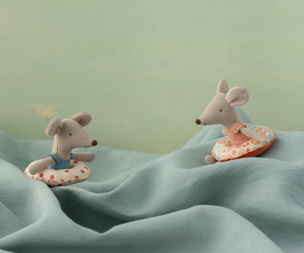 Beach mouse with float, Little sister - Red dot