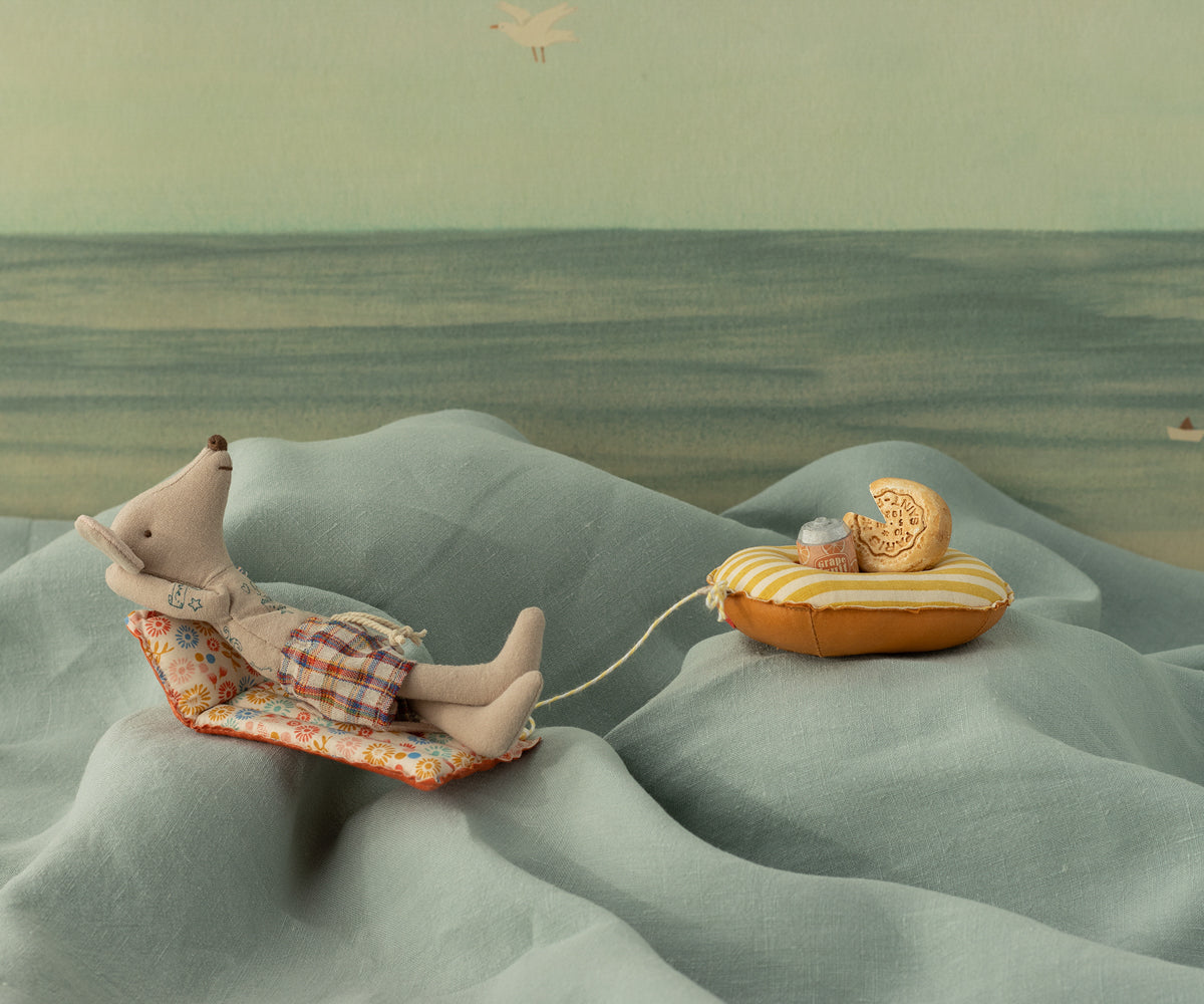 Beach Mouse with Mattress, Dad
