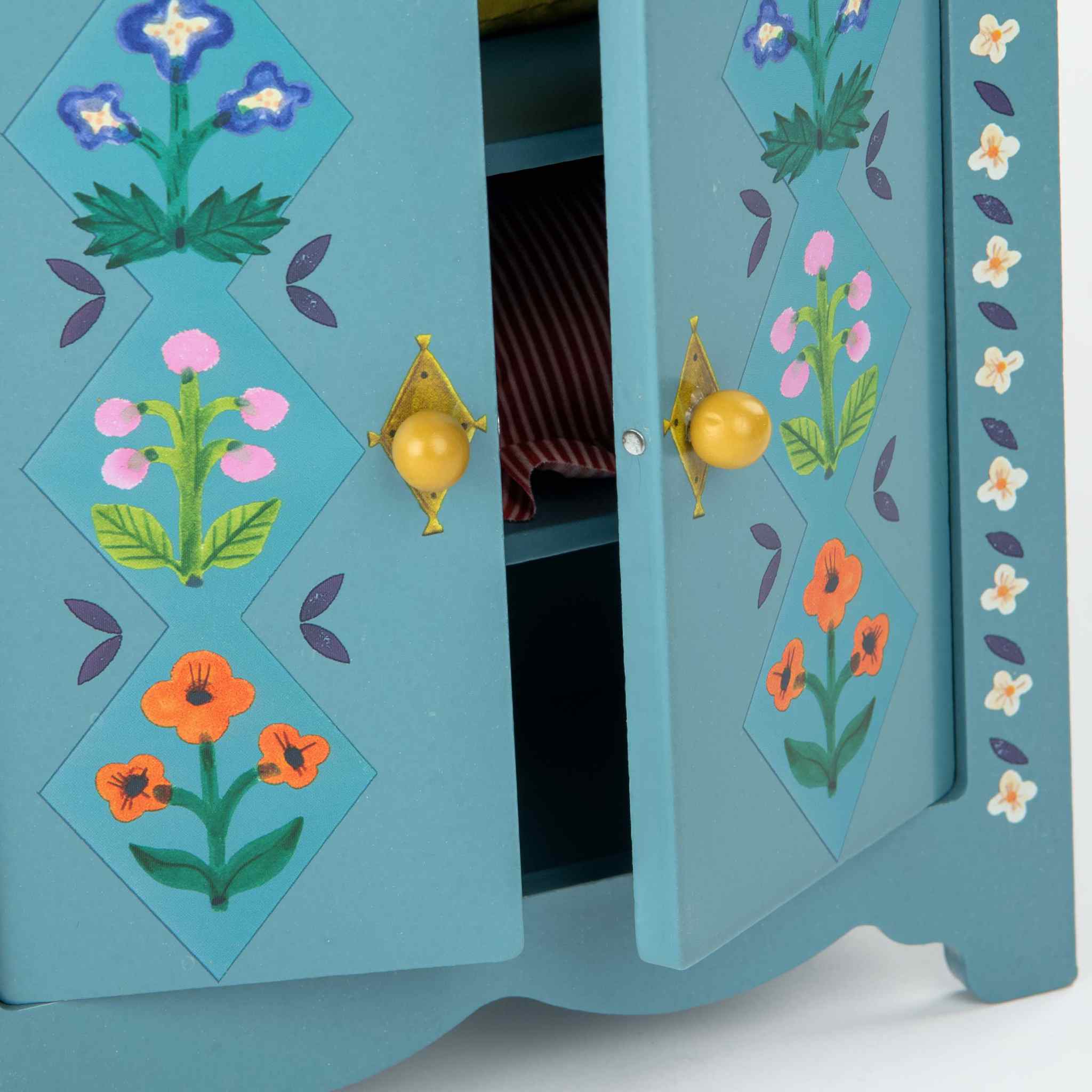 Wooden wardrobe, Minouchkas