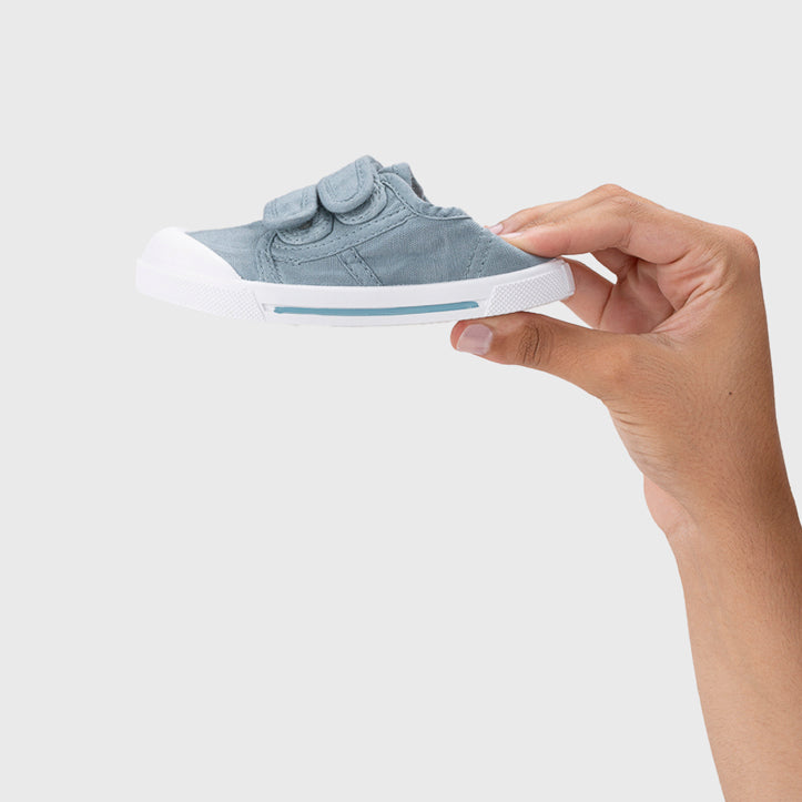 Scarpe in tela concetto barefoot, Oceano