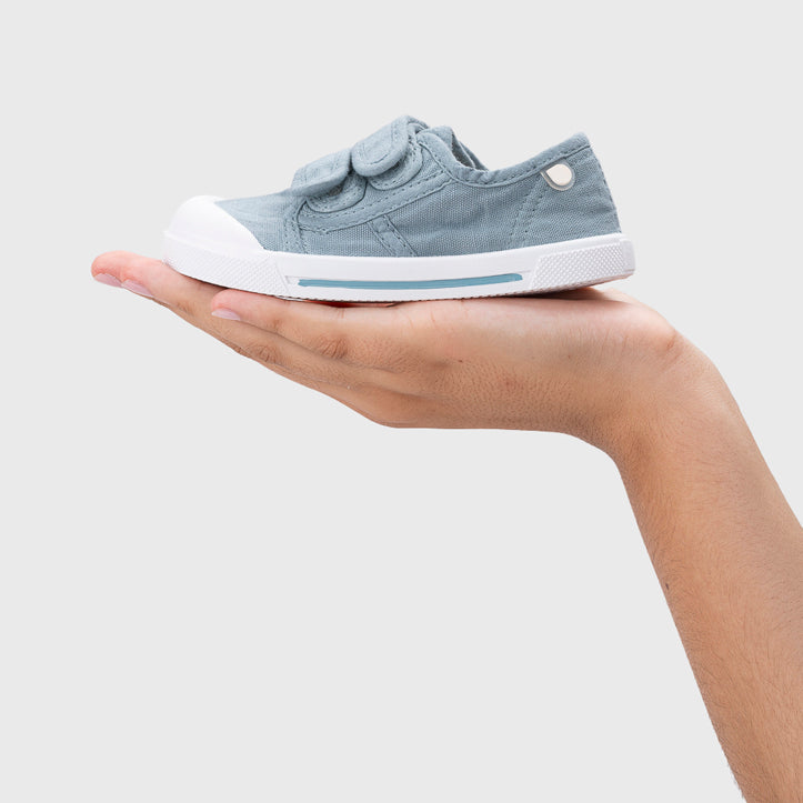 Scarpe in tela concetto barefoot, Oceano