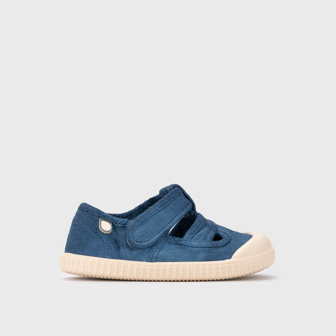 Open canvas shoes barefoot concept, Marino