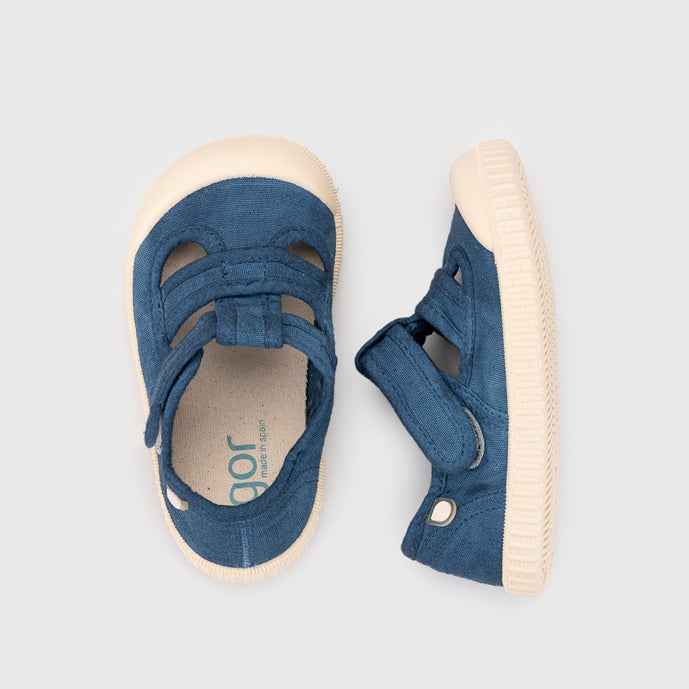 Open canvas shoes barefoot concept, Marino