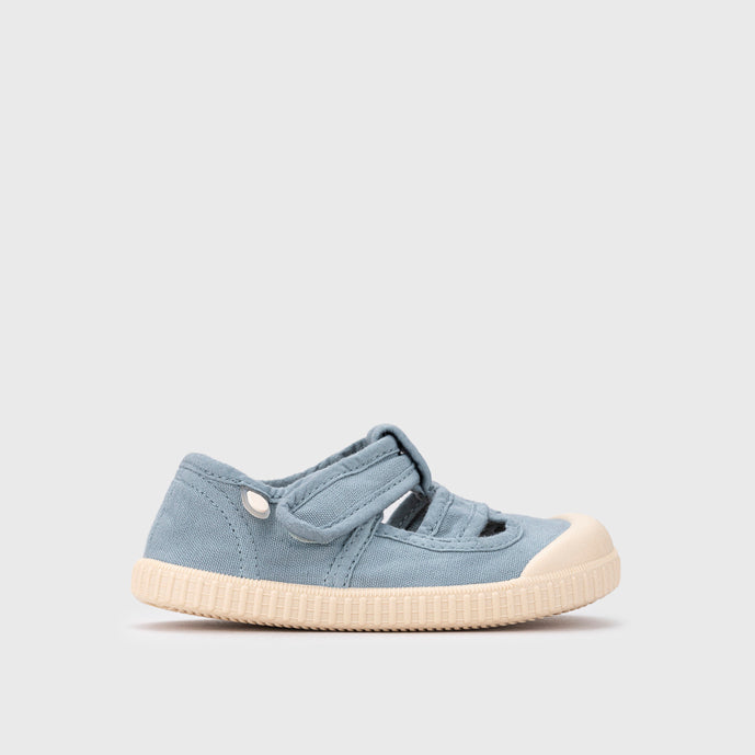 Open canvas shoes barefoot concept, Ocean