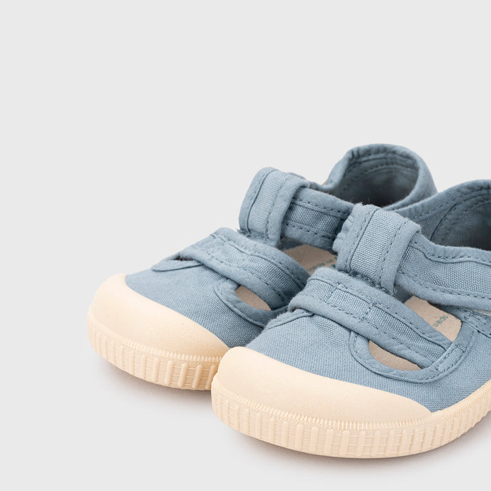 Open canvas shoes barefoot concept, Ocean