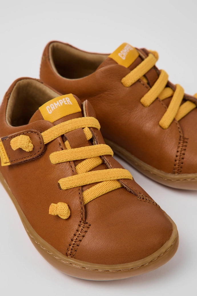 Scarpe in pelle marrone, Peu