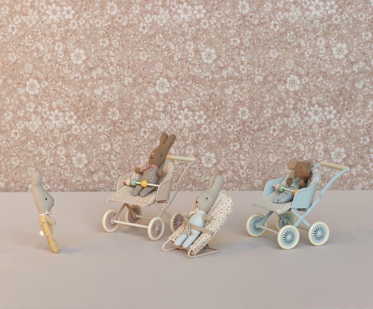 Blue stroller, Baby Mouse