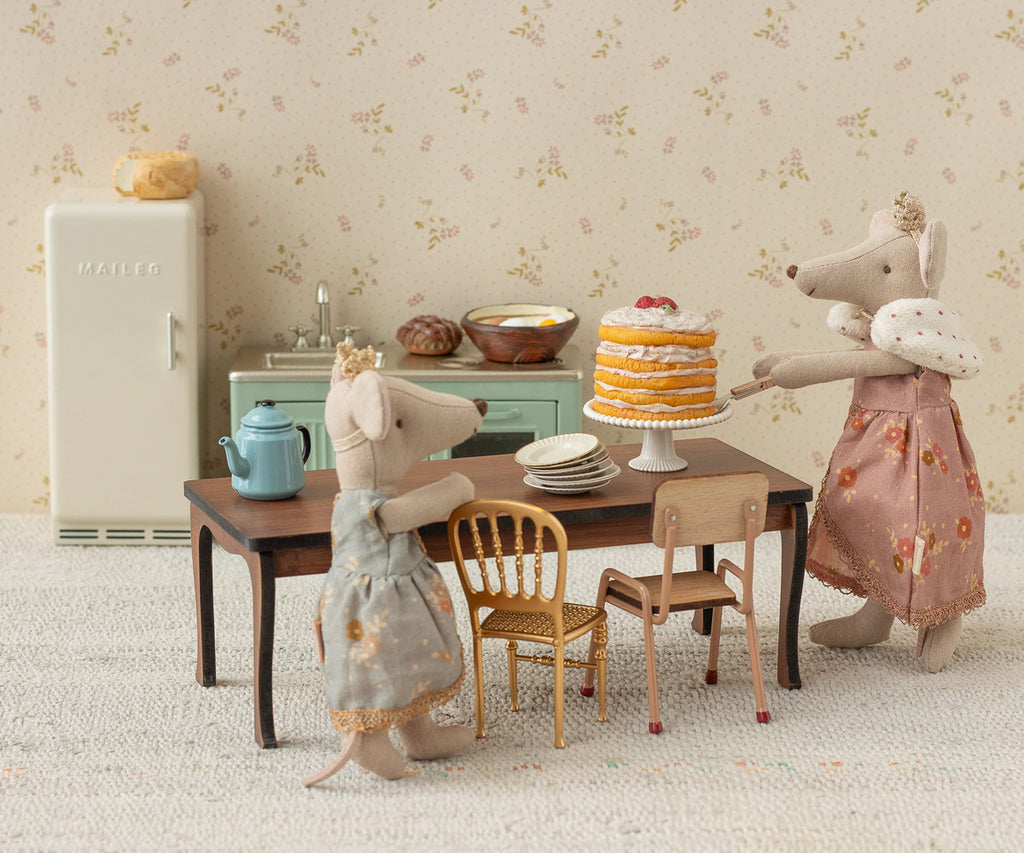 Long dining table, Mouse