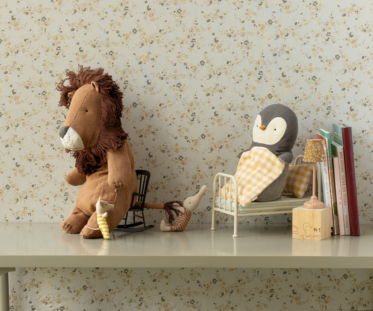 Lion in linen and cotton safari friends, Medium
