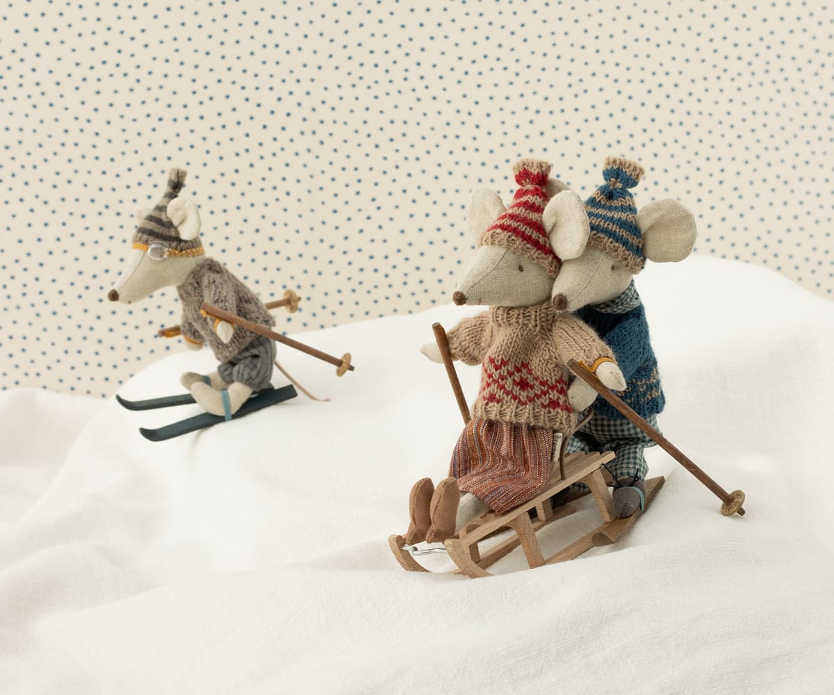 Clothes for Mouse Mom, Sweater and Hat