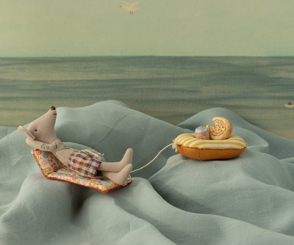 Beach Mouse with Mattress, Dad