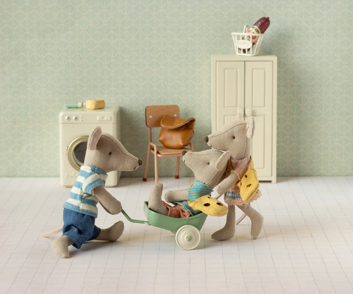 Little sister mouse with bag