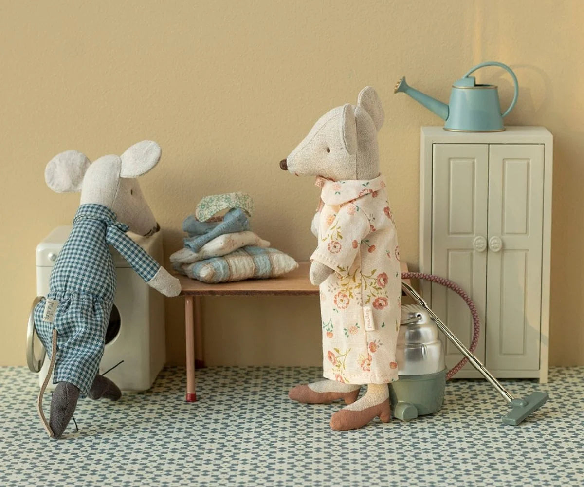 Grandma and grandpa mice in cigarbox