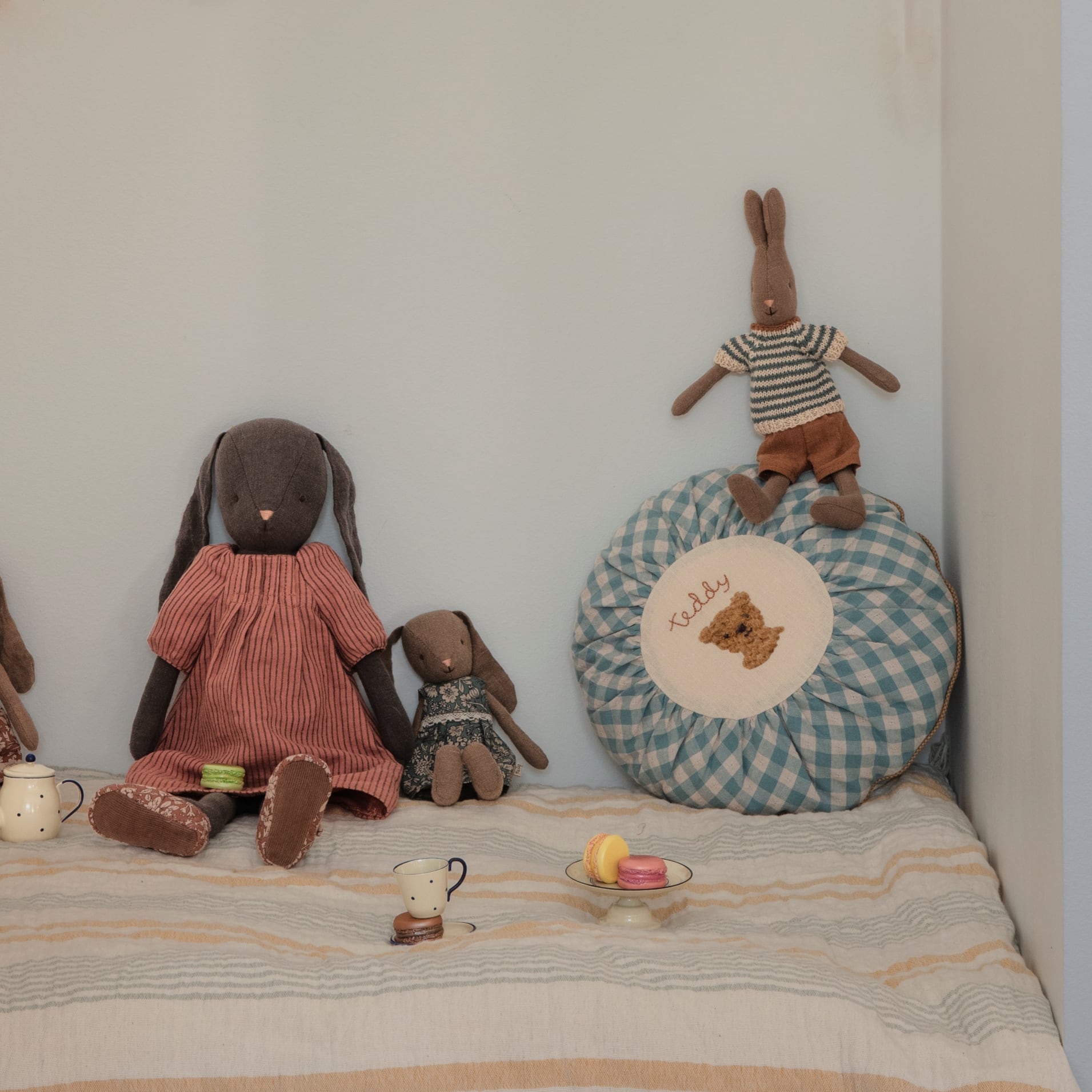 Small round cushion, checkered bear