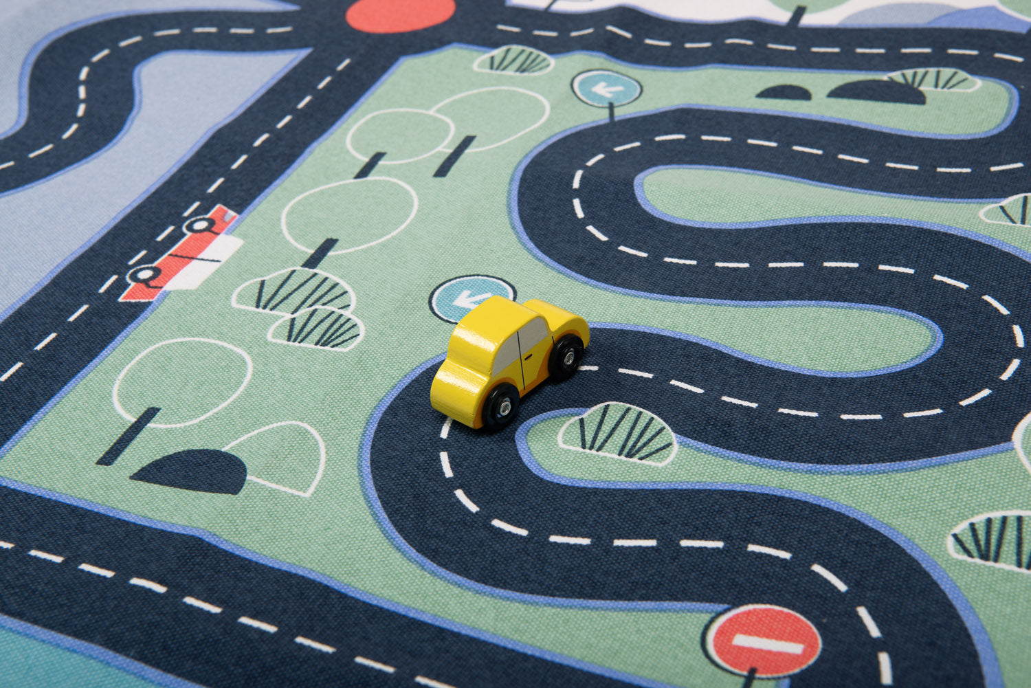 Circuit carpet for toy cars