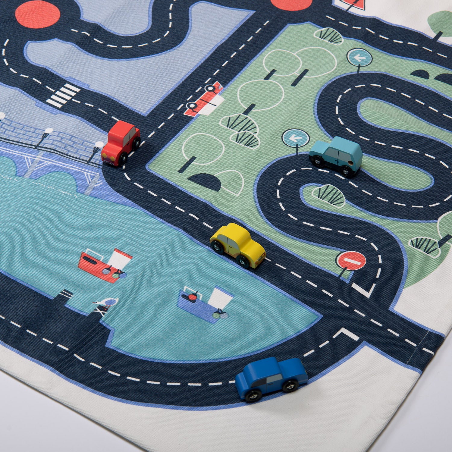 Circuit carpet for toy cars