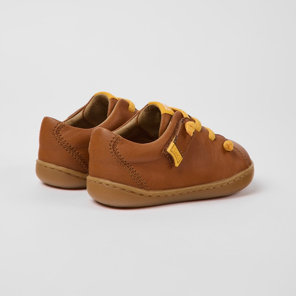 Scarpe in pelle marrone, Peu