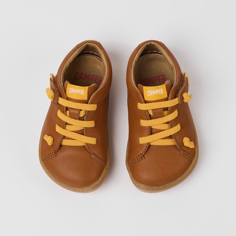 Scarpe in pelle marrone, Peu