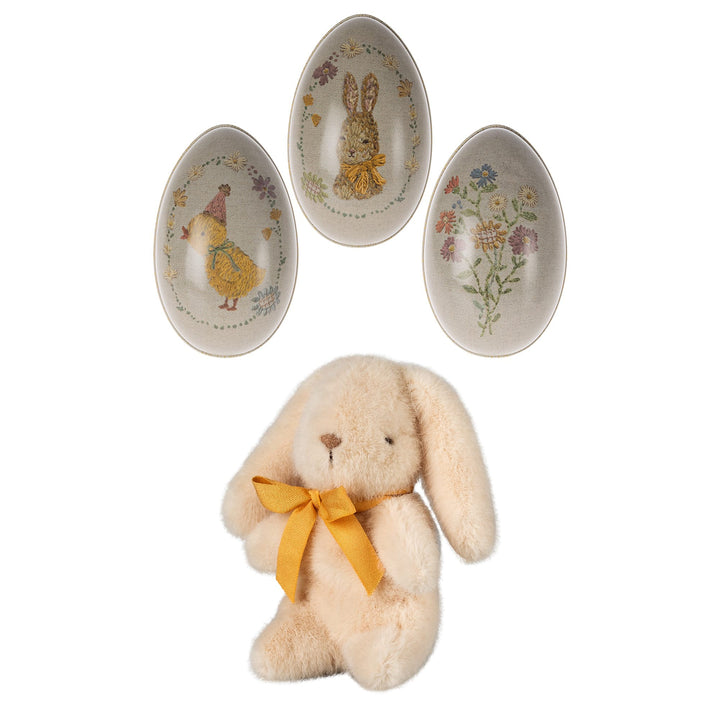 Coniglietto crema mini peluche con uovo di Pasqua in metallo