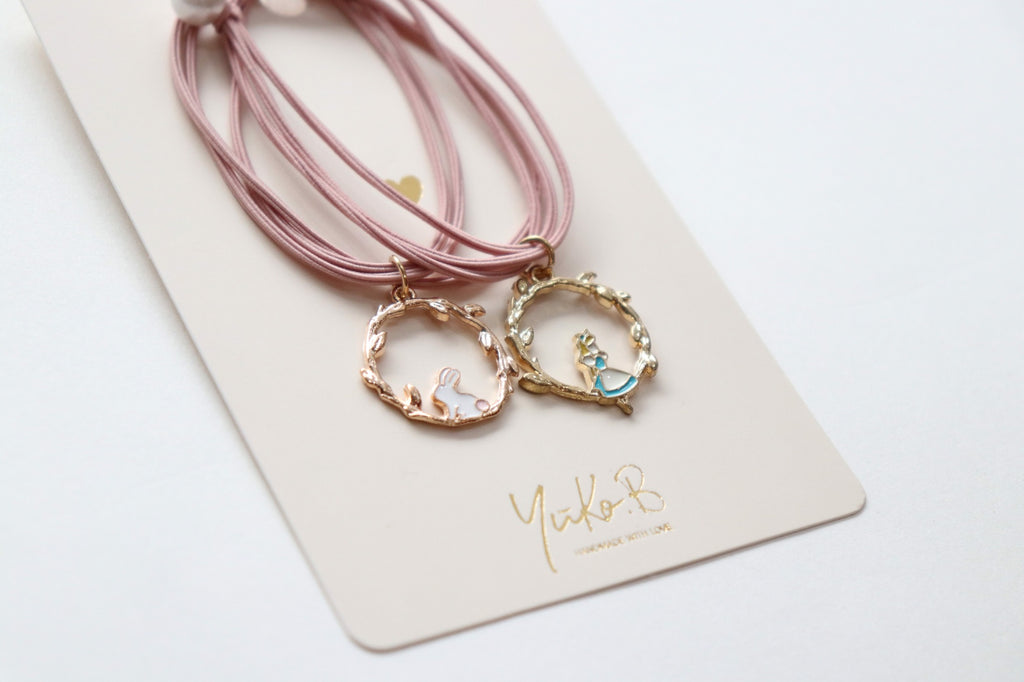 Hair elastics, Alice