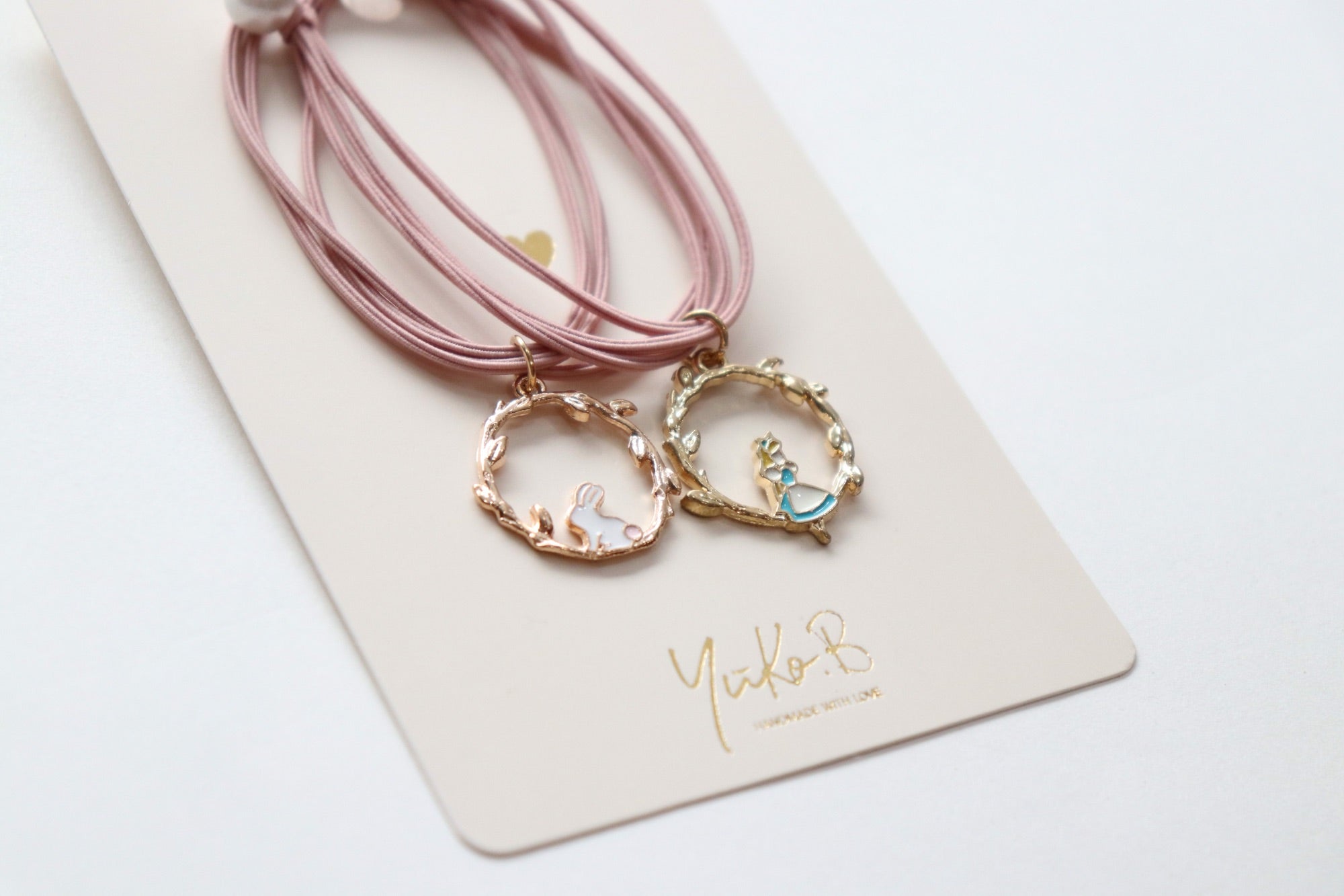 Hair elastics, Alice