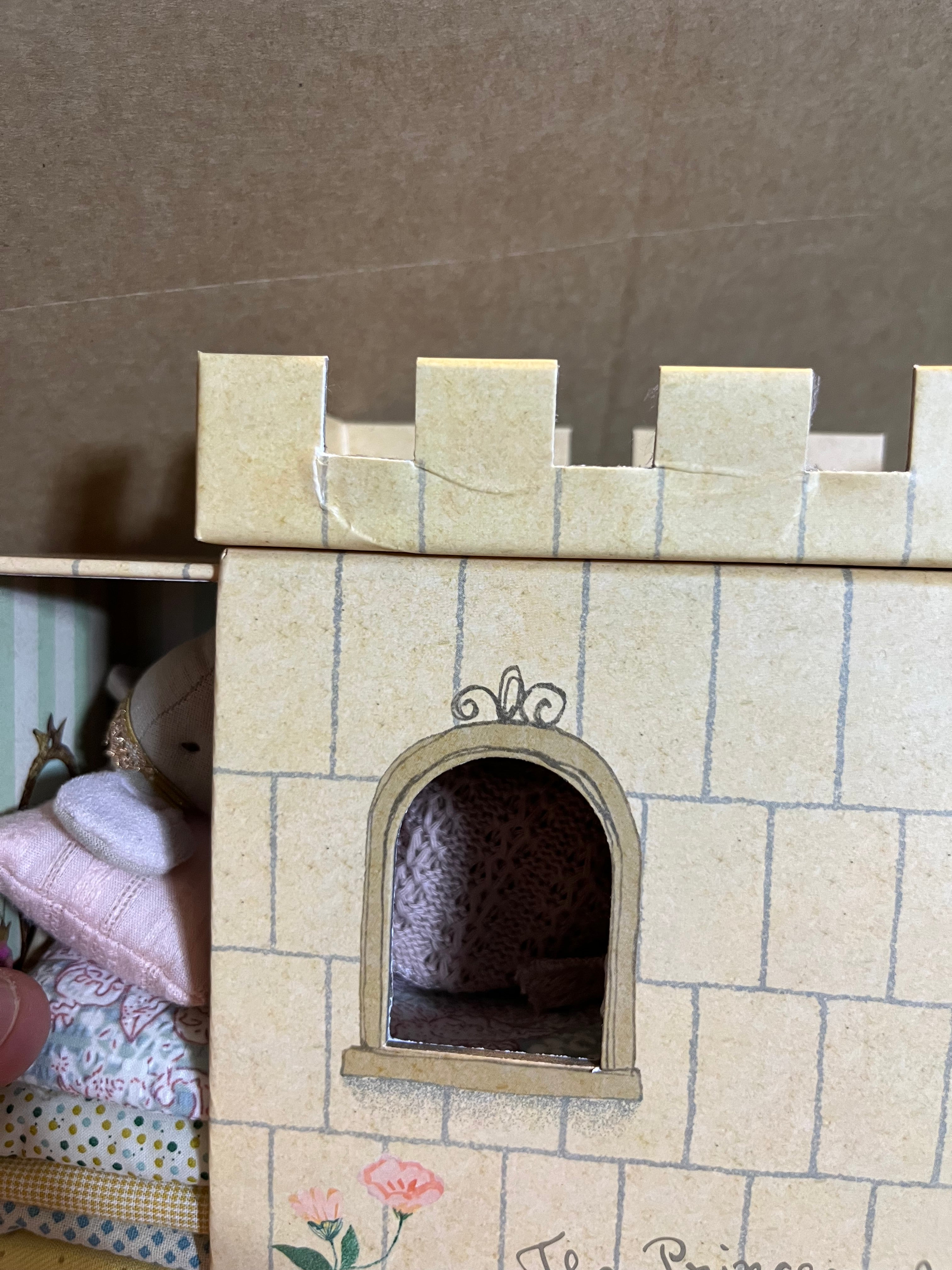 Topo principessa sul pisello (leggermente danneggiato)