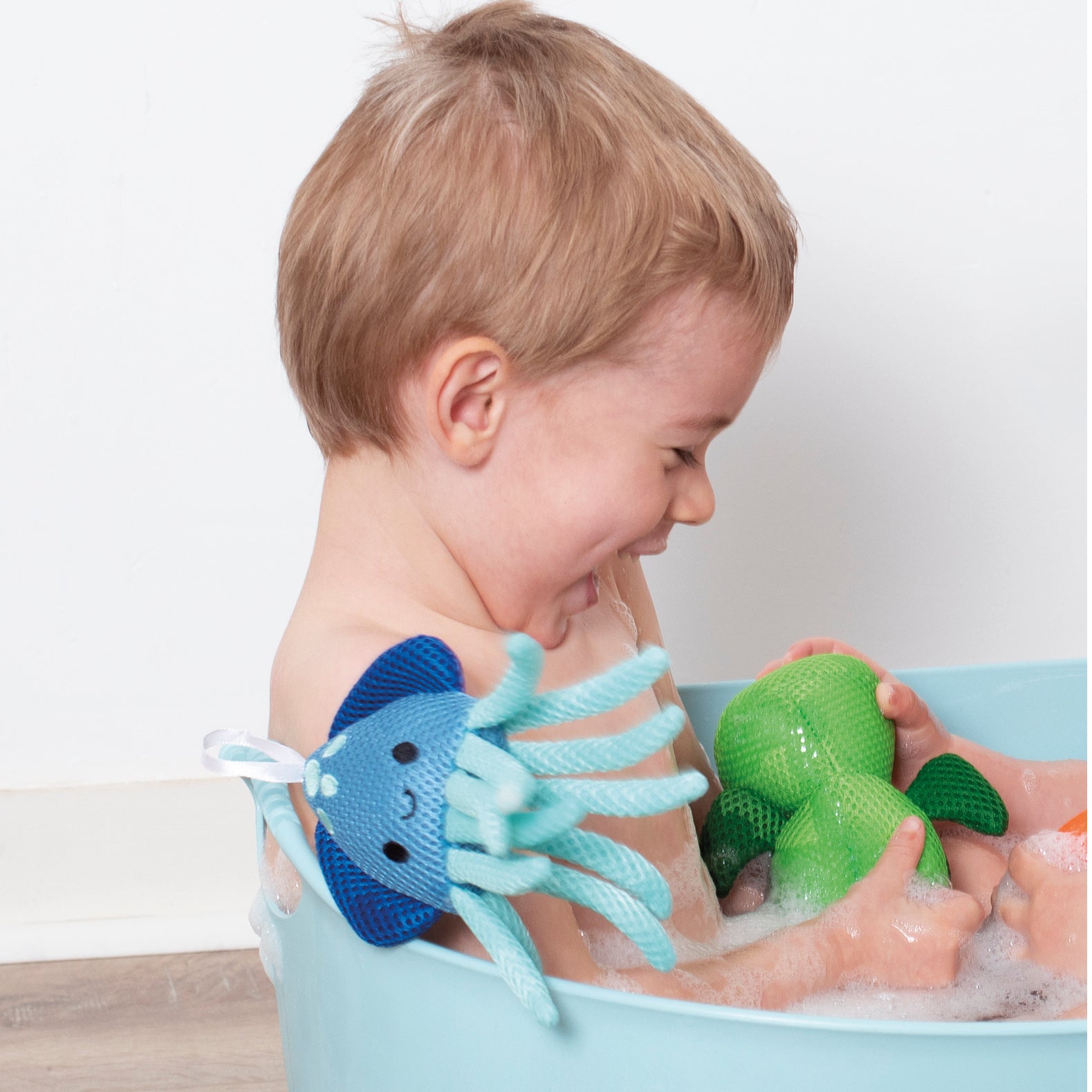 Spugne marine, Compagni di bagno assortite