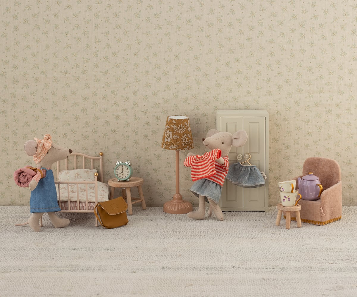 Clothes for big sister mouse, Sweater and skirt