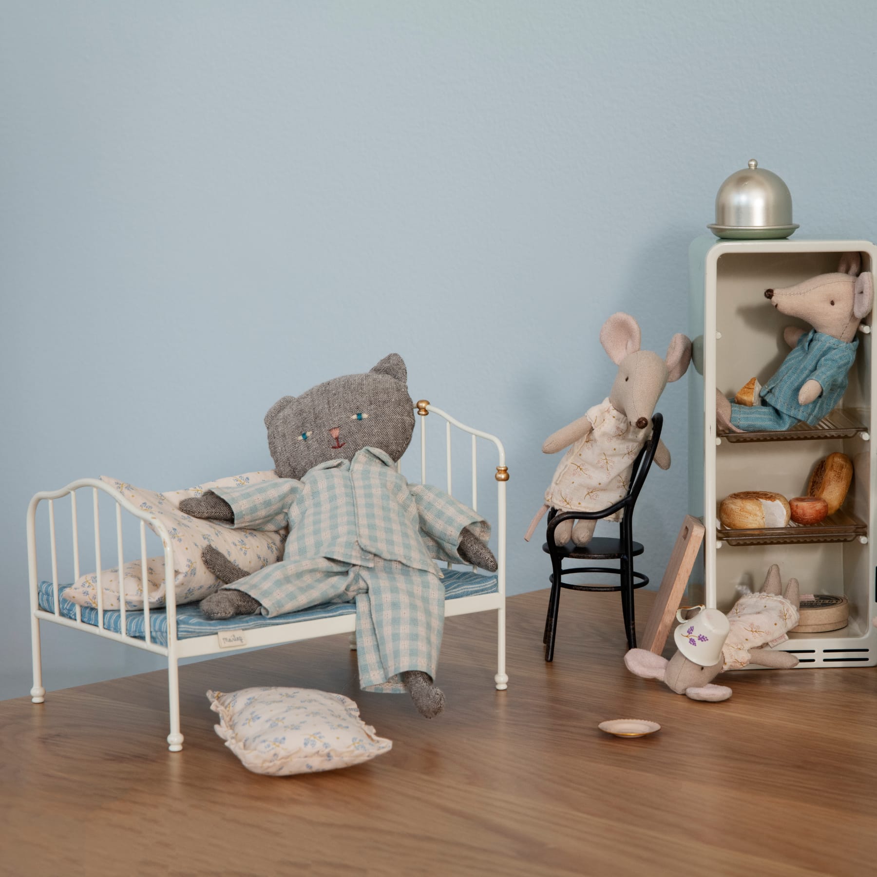 Vintage off-white double bed, Topo