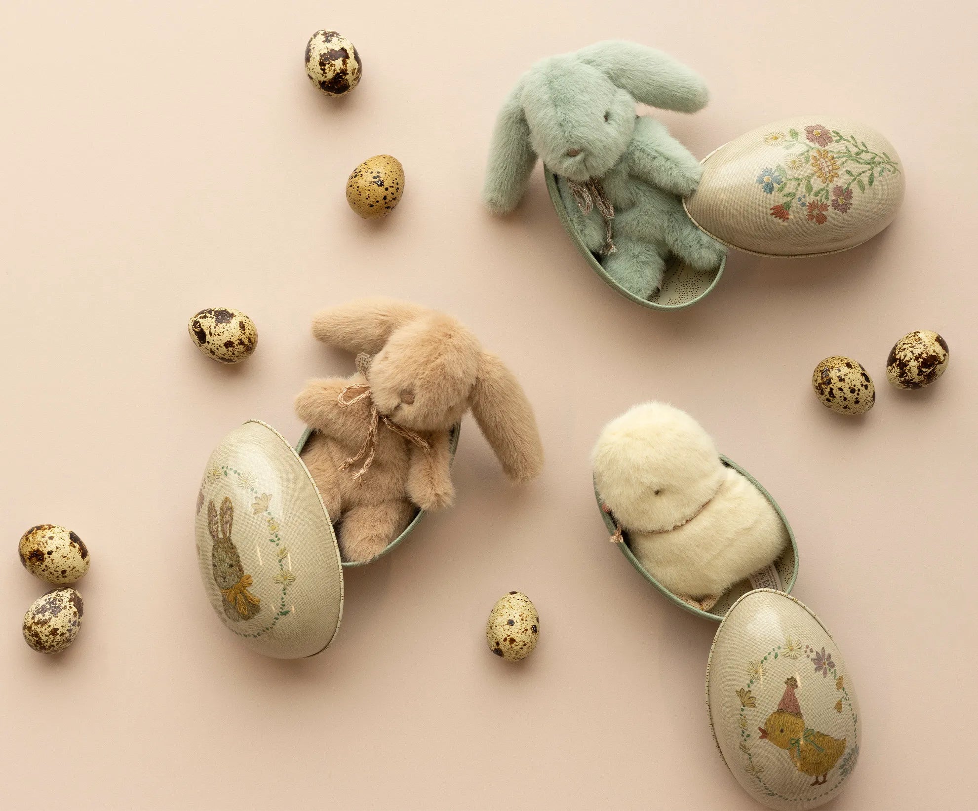 Coniglietto Dusty brown mini peluche con uovo di Pasqua in metallo