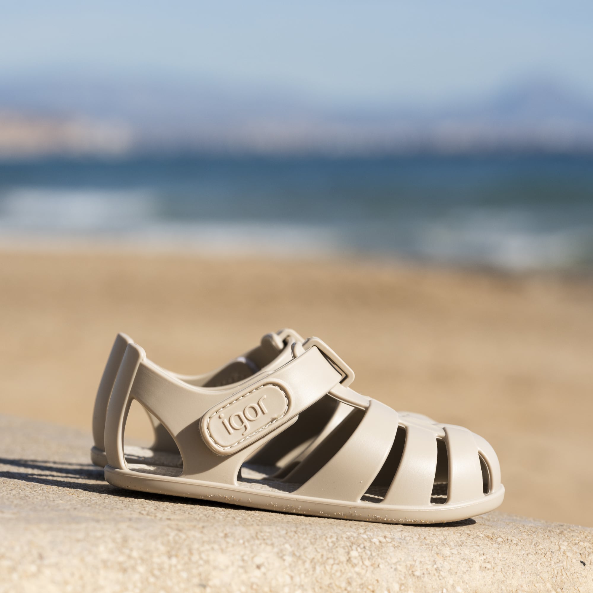 Barefoot concept beach sandals, Arena