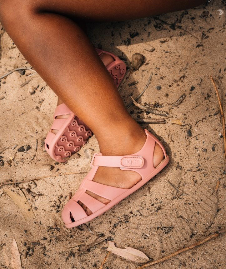 Sandali da spiaggia concetto barefoot, Rosa