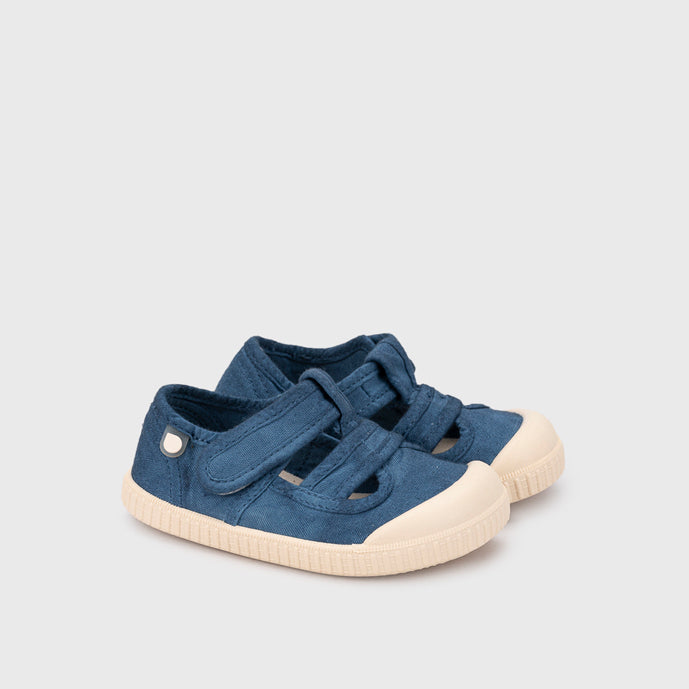 Open canvas shoes barefoot concept, Marino