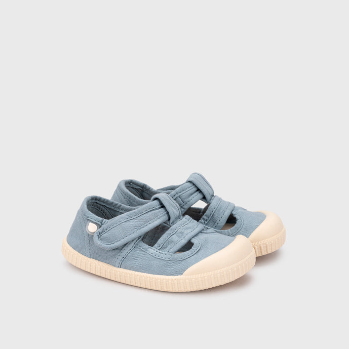 Open canvas shoes barefoot concept, Ocean