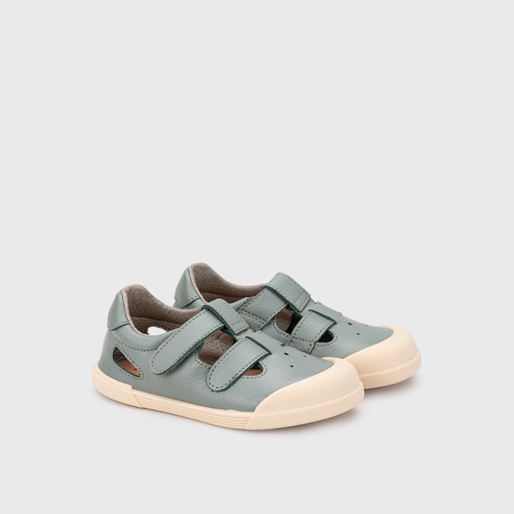 Sandali in pelle concetto barefoot, Salvia