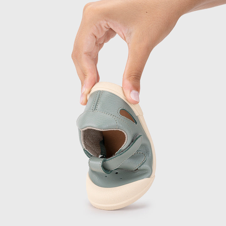 Sandali in pelle concetto barefoot, Salvia