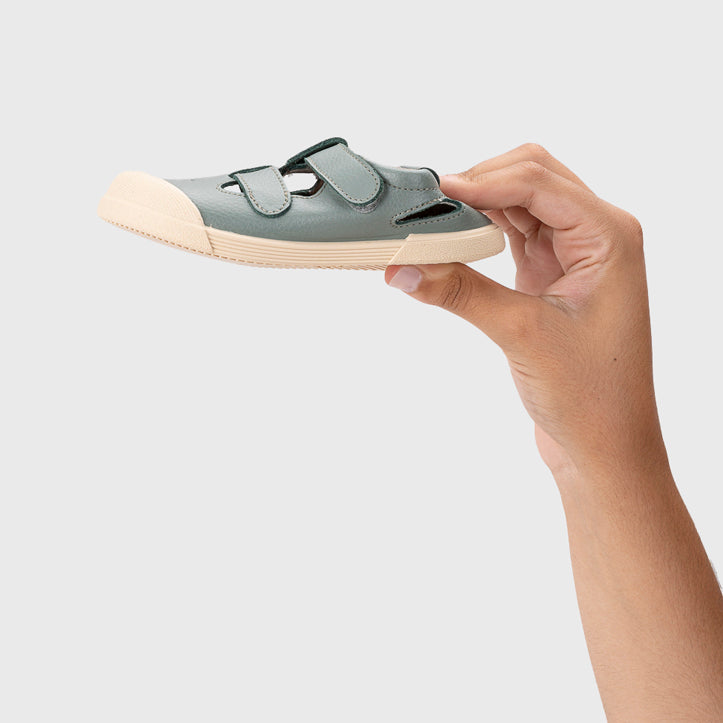 Sandali in pelle concetto barefoot, Salvia