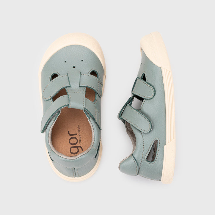 Sandali in pelle concetto barefoot, Salvia
