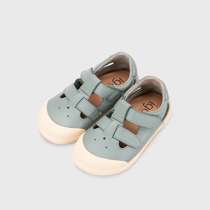 Sandali in pelle concetto barefoot, Salvia