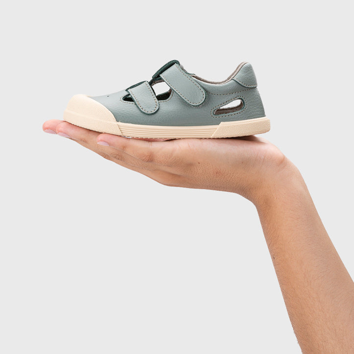 Sandali in pelle concetto barefoot, Salvia