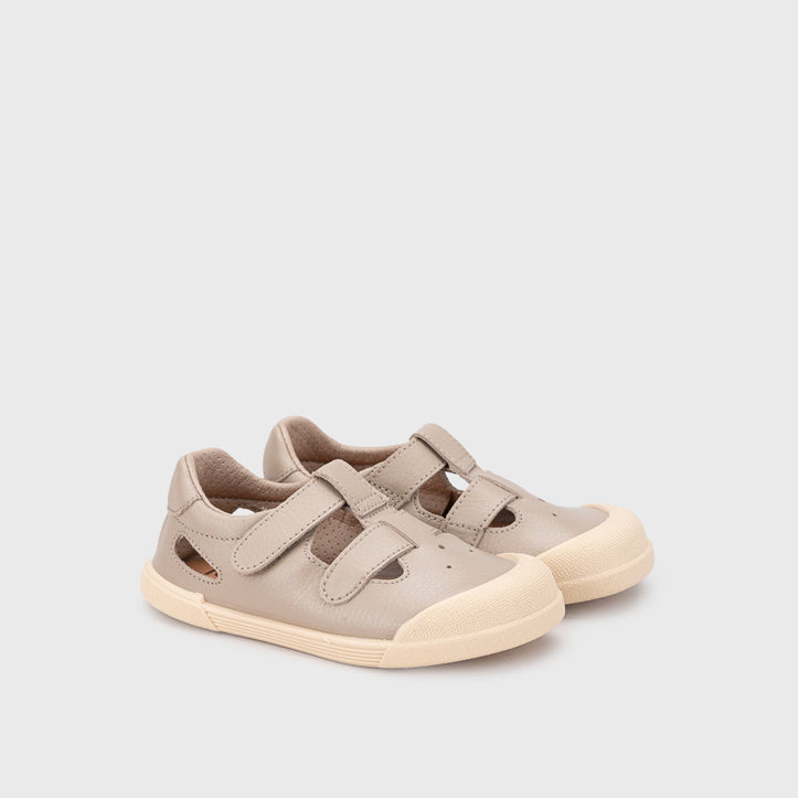 Sandali in pelle concetto barefoot, Sabbia
