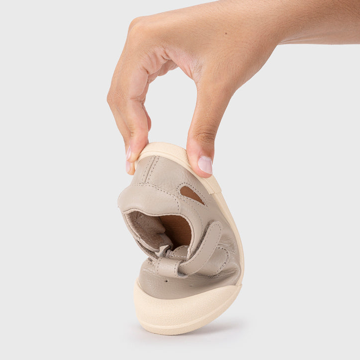 Sandali in pelle concetto barefoot, Sabbia