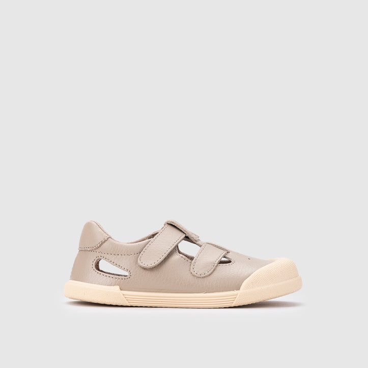 Sandali in pelle concetto barefoot, Sabbia
