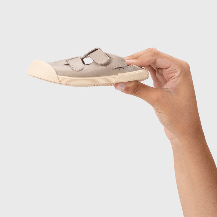 Sandali in pelle concetto barefoot, Sabbia