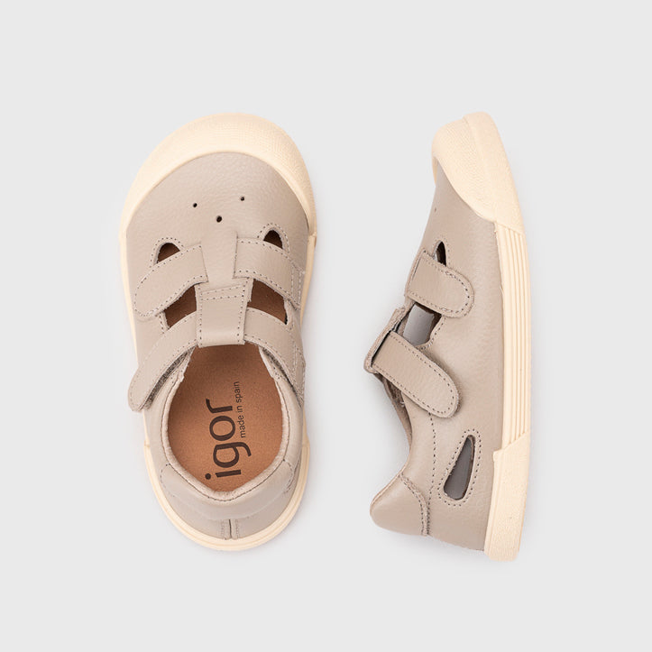 Sandali in pelle concetto barefoot, Sabbia