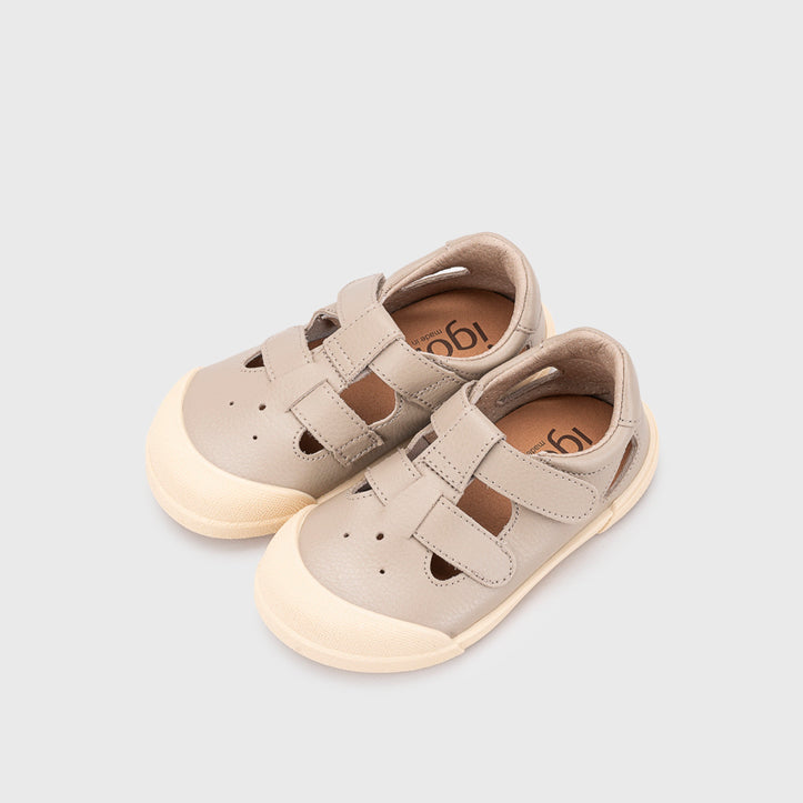 Sandali in pelle concetto barefoot, Sabbia