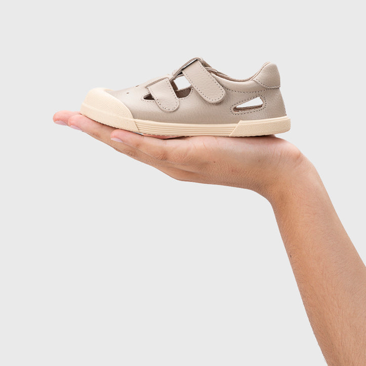 Sandali in pelle concetto barefoot, Sabbia