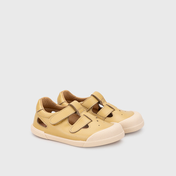Sandali in pelle concetto barefoot, Giallo