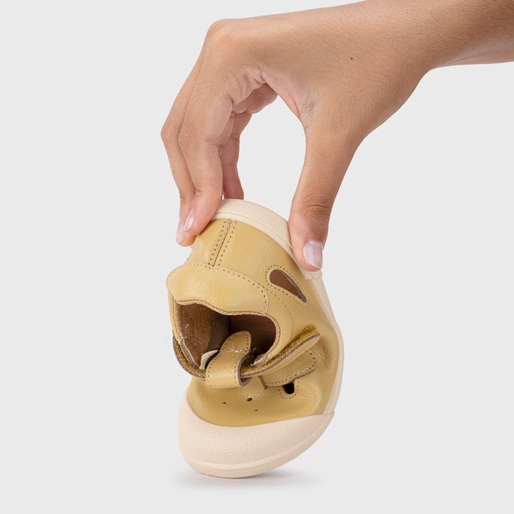 Sandali in pelle concetto barefoot, Giallo