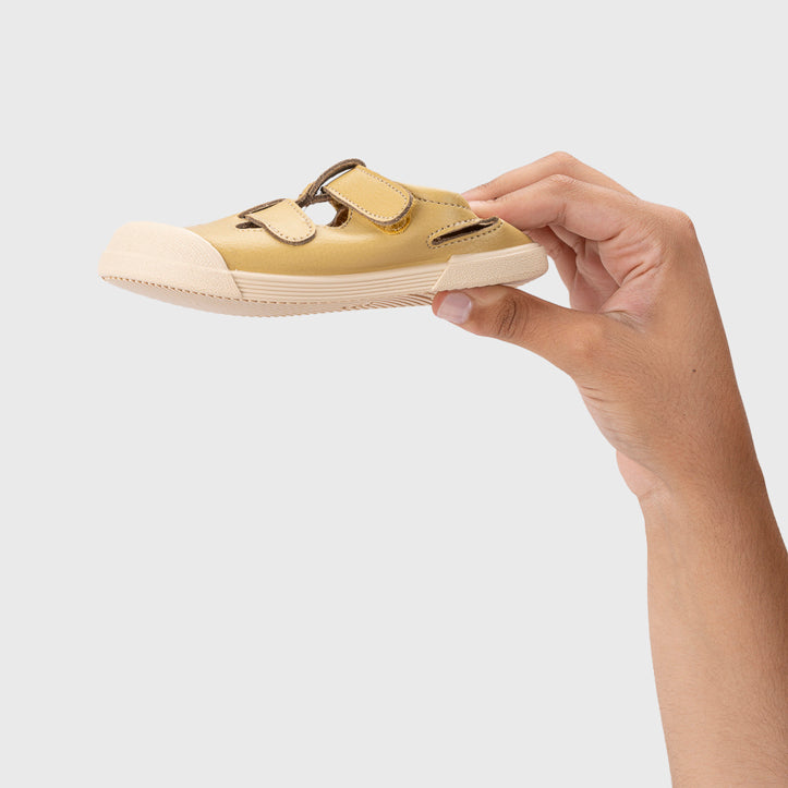 Sandali in pelle concetto barefoot, Giallo
